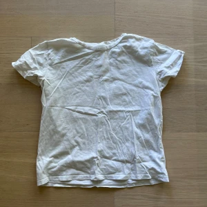 Vit basic t-shirt  - En klassisk vit t-shirt från 157 i 100% bomull. Den ha rnågra få fläckar som inte syns. Skriv vid frågor❤️