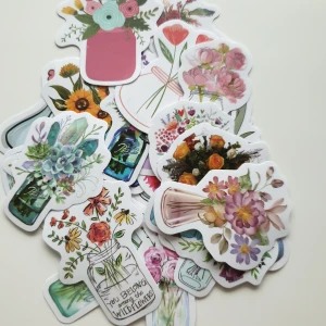 25st blommor i vas klistermärken/stickers  - Klistermärken/stickers Motiv: blomma i vas  Antal: 25st Skick: ny/oanvänd  Kul att använda till pyssel, scrapbooking och annat. Kan tex användas till att dekorera din bärbara dator, anteckningsbok, resväska, etc. 