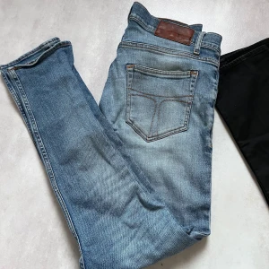 Blå jeans från Tiger of Sweden - Blå Tiger of Sweden-jeans – storlek 29/32 👖 Klassisk femficksdesign & raka ben 🧵 Kontrastsömmar & slitstark denim 💯 Skick: Mycket bra (9/10) 💸 Ord. pris: ca 1500kr  Stilrena och tidlösa – passar till allt! 📩 DM vid intresse eller frågor! 