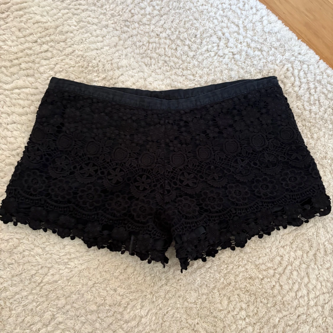 Svarta spetsiga shorts med blommönster - 1