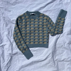 Stickad Zara tröja  - Jättesöt stickad tröja med unik mönster!! Perfekt till dig som vill förhöja din garderob🌟🌟