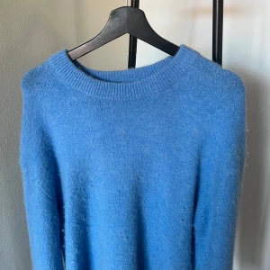 Blå stickad tröja  - Mysig blå stickad tröja från Ginatricot som är skön att ha på sig och är i bra skick🙌🏼