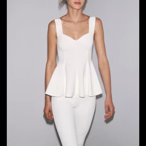 Vit topp zara - Säljer denna söta toppen från zara💗 helt ny