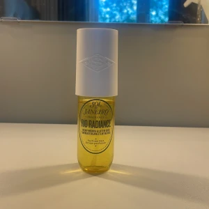 Sol de Janeiro Rio Radiance mist - Fräsch och tropisk body mist från Sol de Janeiro, Rio Radiance. 💛Flaskan är genomskinlig och gul med en glitter tuch! Den är lite använd men ändå mycket kvar.🤗Doften har inslag av solig tuberos och kokosmjölk. Perfekt för dig som älskar somriga, exotiska dofter.🩷🌸