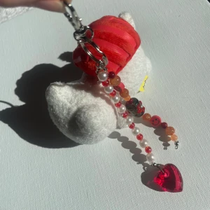 Plush nyckelring/ bag sharm (röd) - Jättesöt plush nyckelring med fina detaljer som passar bra till b.l.a en väska ❣️