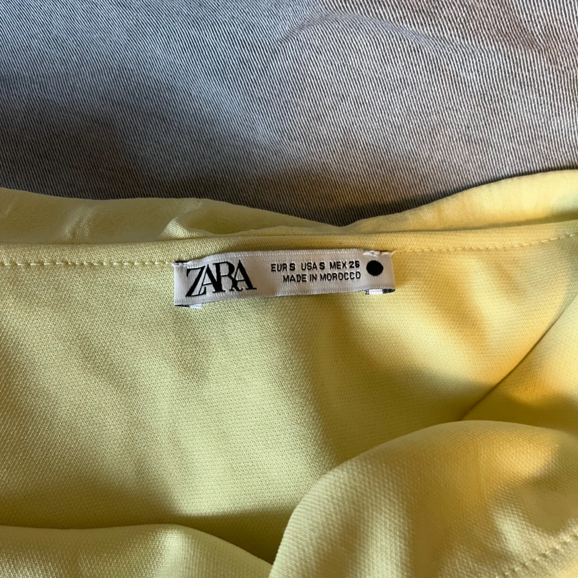 Gul volangklänning Zara - 1