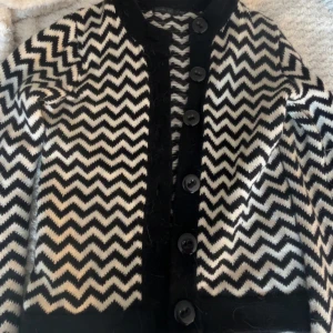 Kofta med mönster - Fin kofta i bra skick Andledning till sälja:ingen användning av den längre