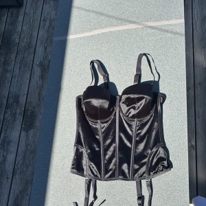 Svart sammetskorsett med axelband - Snygg svart korsett i glansig sammet med justerbara axelband❣️ Oanvänd i strl 90C!!❣️❣️