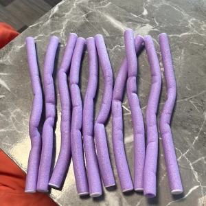 Lila mjuka hårböjare - Säljer ett set med lila mjuka hårböjare i skumgummi. Perfekta för att skapa lockar utan värme. Böjbara och lätta att använda, passar alla hårtyper. Kommer i flera stycken för hela håret. Saknas tre stycken vita pluppar, men dom funkar ändå lika bra. 10st