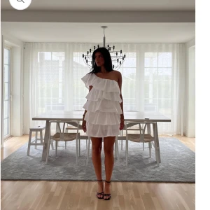 Vit volangklänning oneshoulder - Så fin klänning från Anielle i storlek xs petit💕