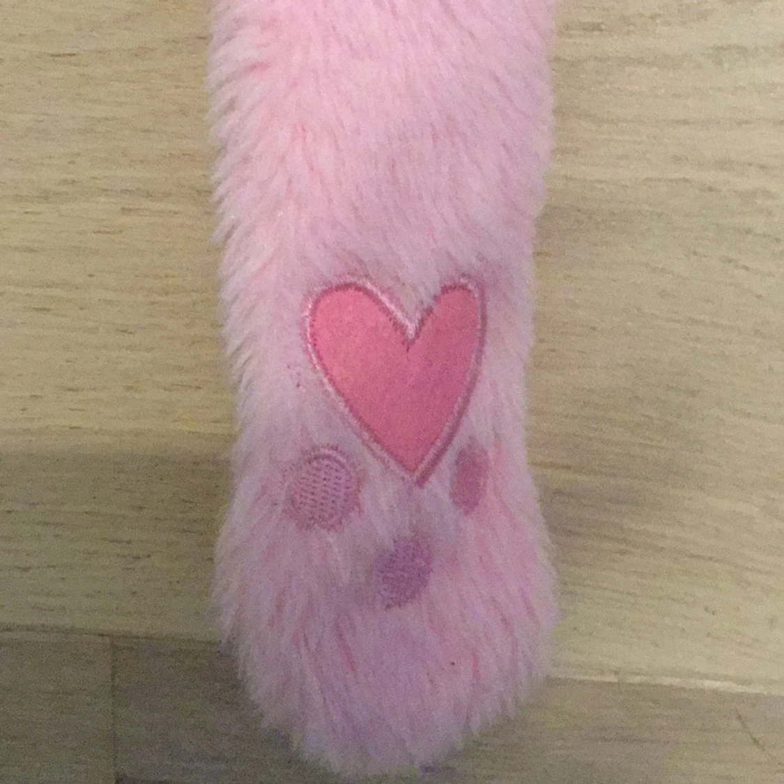 Rosa kaninmössa med hjärtan och ansikte - 2