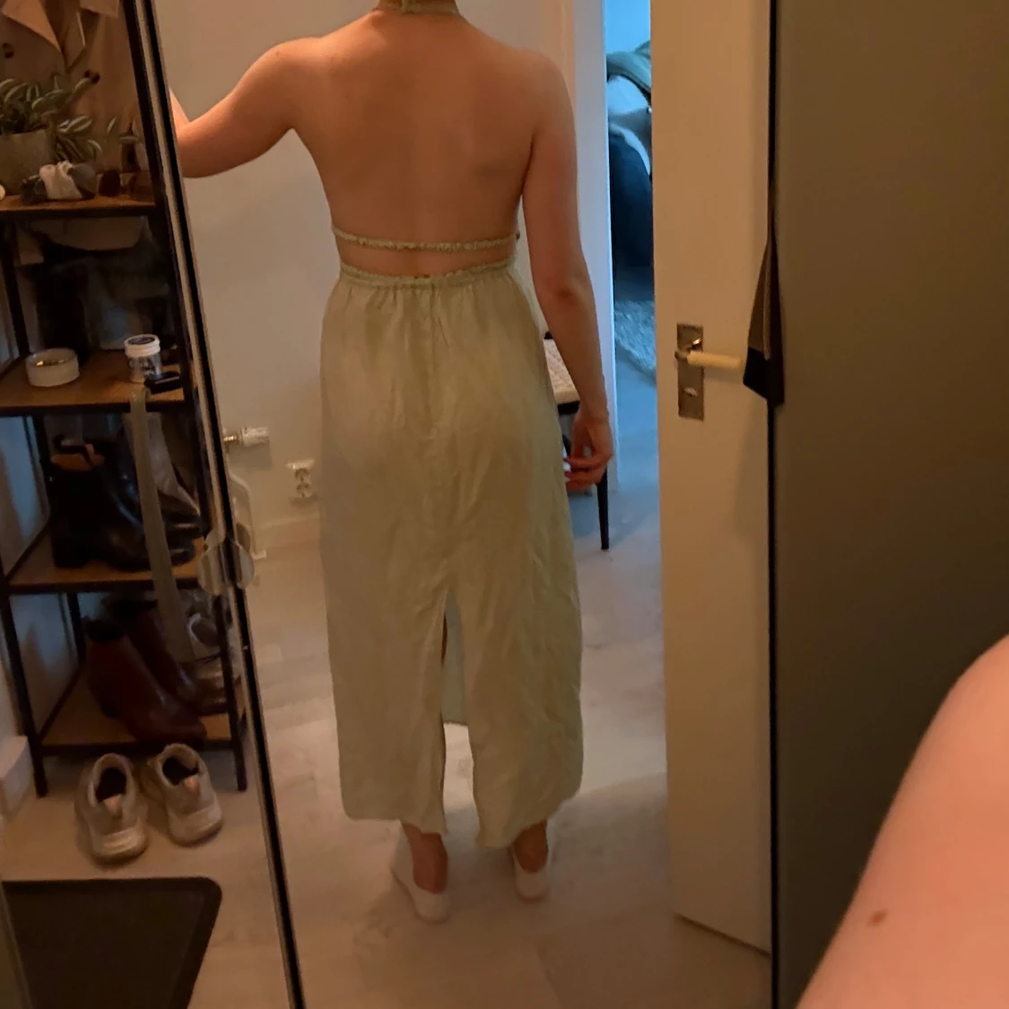 Ljusgrön långklänning med öppen rygg - 3