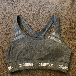 Stronger sport-bh  - Använd fåtal gånger, prislappen är bortklippt tror jag men den är antingen i xs eller S💓