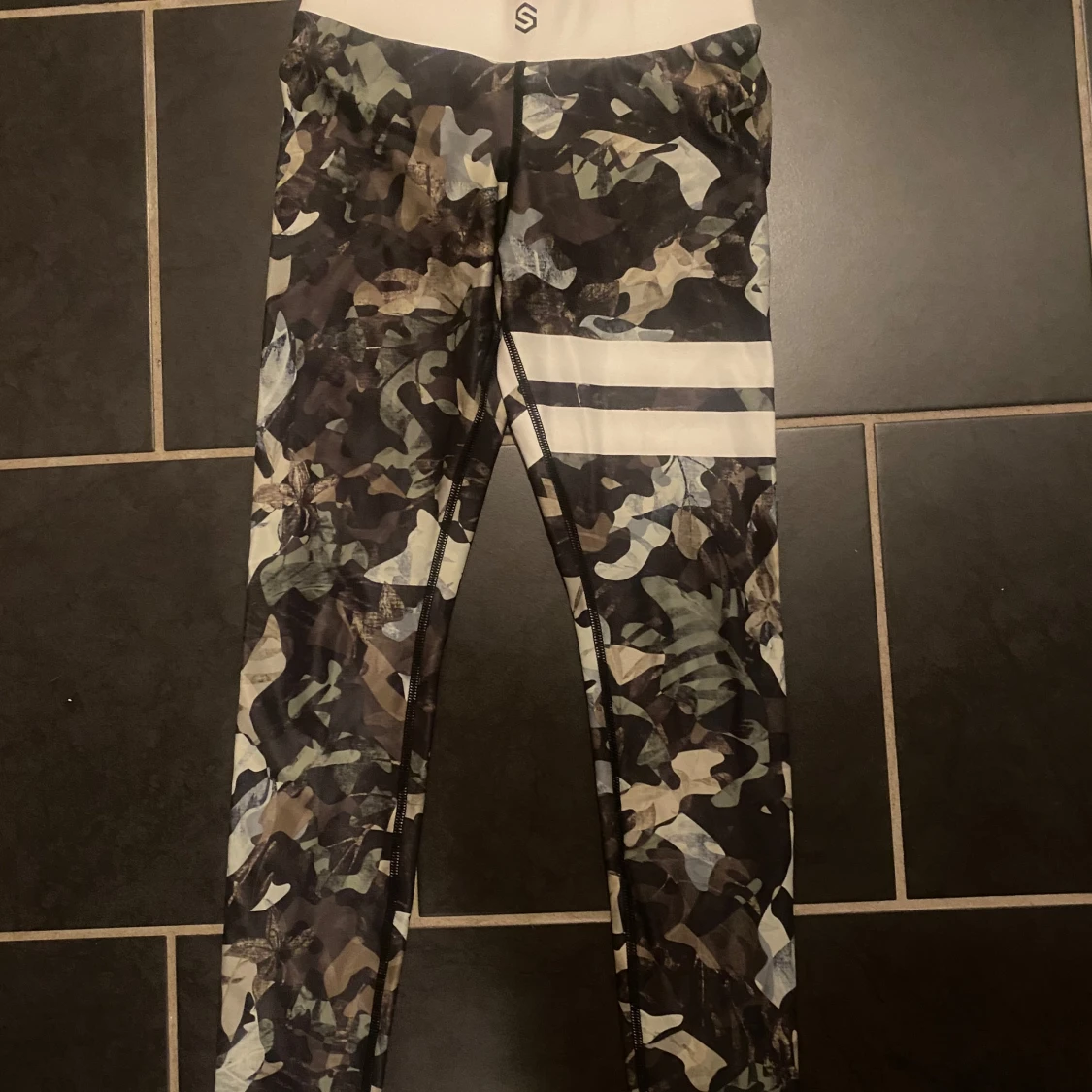 Stronger. Camo leggings med vita ränder - 1
