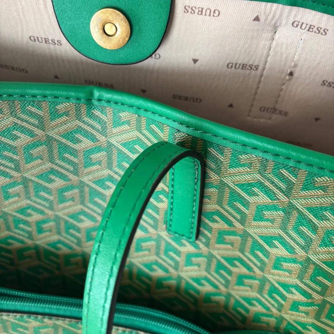 Grön shoppingväska från Guess - 1