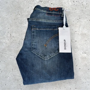 Dondup George Jeans - Trendiga Dondup George Jeans | Sprillans nya med taggs kvar | Storlek W29, längd 102CM, bredd 40CM (höft till höft) | Nypris 3000kr | Hör av er för mer information/bilder!