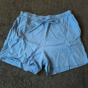 blå linneshorts från BikBok - Lätta och sköna ljusblå linneshorts från BikBok. De har elastisk midja med snörning och avslappnad passform. Perfekta för varma dagar när du vill ha något bekvämt och enkelt. Använda en gång.🌸