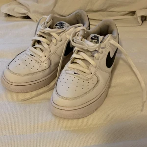 Nike Air Force 1 vita sneakers - Klassiska Nike Air Force 1 sneakers.