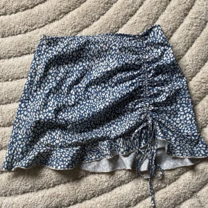  Kortkjol med snörning - Supersöt blå kortkjol med snörning framtill som ger en snygg rynkad effekt. 💙