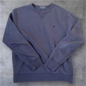 Ralph lauren tröja  - Ralph lauren tröja i bra skick men har tyvärr en liten fläck vid magen men den är bara synlig vid närmare inspektion. Har du några fler frågor är det bara att skriva.