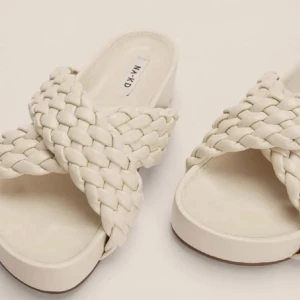 Flätade sandaler  - Säljer dessa oanvända, slutsålda superfina sandalerna som är perfekta till sommaren. Storlek 37🌸 Påminner lite om inuikii. Nypris 529