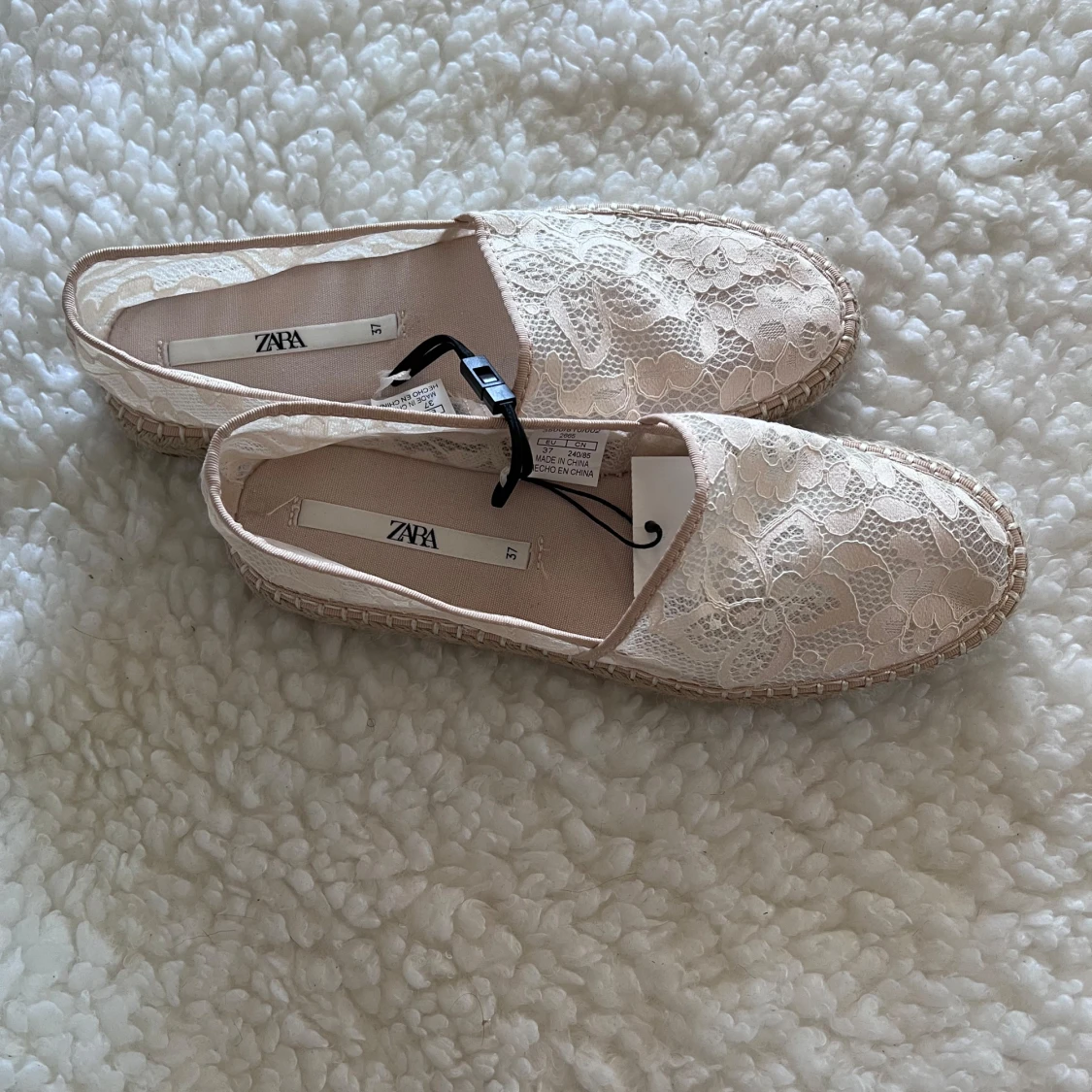 Beige spetsiga espadrillos från Zara - 3