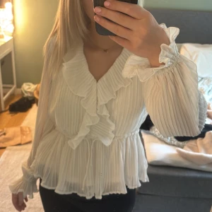 Vit fin blus - Väldigt fin blus, använd max 1 gång