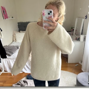 Beige stickad tröja med glans - Jättefin glittrig stickad tröja med en slits🥰aldrig använd och är verkligen superfin😍