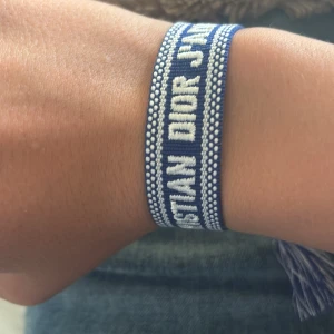 Blått dior armband - Säljer ett snyggt stilrent dior armband för en billig peng, kontakta mig vid frågor!🤝