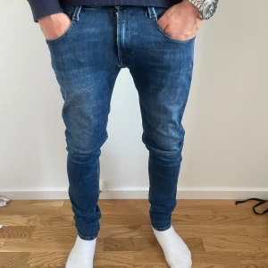 Replay Anbass mörkblå - Säljer ett par Replay Anbass jeans i mörkblå tvätt. Modellen är skinny fit med normal midja och klassiska fem fickor. Jeansen är gjorda i stretchig denim. Väldigt bra skick!!