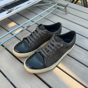 Lanvin Cap Toe Uk 7 - Säljer dessa stilrena Lanvin Cap Toe. Skulle säga att dom är i okej skick, ser väldigt bra ut på fötterna men självklart tecken på slitage om man kollar närmare. Bedöm gärna även skicket utifrån bilderna. Storlek UK 7 vilket motsvarar 41 men passar upp till 43 enligt mig. Nypriset på dessa ligger runt 5000. Inga byten! Hör av dig vid några funderingar 👍