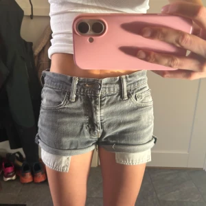 Jeansshorts  - Supersnygga gråa lågmidjade jeansshorts!! Perfekt till sommaren!!💞💞💞midjemått 37 🤗