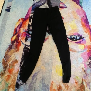 Svarta leggings i stretchigt tyg - Svarta leggings i ett stretchigt tyg