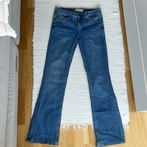 Lågmidjade bootcut jeans - Sjukt fina lågmidjade jeans från Zara med en snygg bootcut. Väldigt bra skick och endast använda några få gånger. Skriv vid funderingar!!💞💞💞💞💞