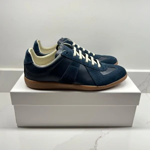 Maison Margiela Gats  - En av dem få autentiska Maison Margiela Gats | Sprillans nya skick 10/10 | Storlek 42 och färgen marinblå | Kvitto finns, box och dust-bag tillkommer vid köp | Hör av er för mer information/bilder!