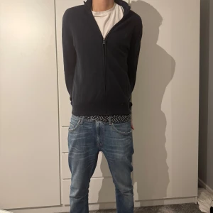 Marinblå Ralph lauren full zip - Tjenare! Säljer den här stilrena ralph lauren full zipen. Skick 8/10! Perfekt under hela året. Hör av er vid flera frågor och funderingar! Mvh