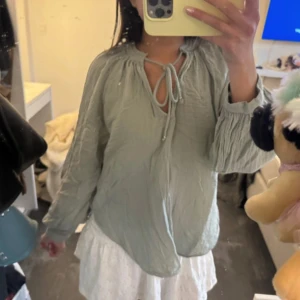 Ljusgrön blus med knyt i halsen - Superfin ljusgrön blus med långa ärmar och snygg knytning i halsen. 