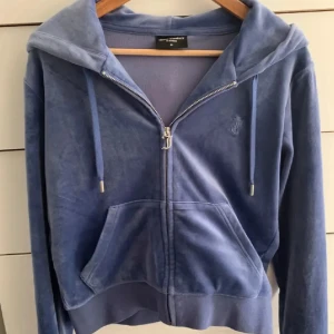 Juicy couture  - i storlek M har inga defekter alls är som ny laddar upp den igen för att få fri frakt märket💕