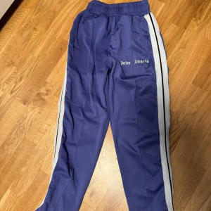 Lila Palm Angels byxor - Använda ganska väl därav det billiga priset. Ser skrynkliga ut pga tvätt men är inget problem när de sitter på, om du vill ha bild hör av dig! Pris går att diskutera