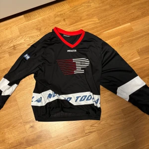 Svart långärmad tröja från Pegador - Sportig svart långärmad tröja från Pegador med en luftig och boxig passform. Materialet är lätt och andas, perfekt för träning eller streetwear. Använd 1-2 ggr