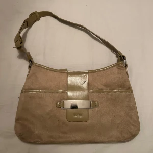 Beige handväska - Snygg beige handväska. Litet märke framtill (se bild 4)