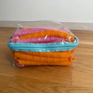 ”heatless curls” - ”skruvar” för att locka håret säljes. Medföljer pinnen man ska använda för att trä håret genom skruvarna. Blir ett väldigt fint resultat. De passar medellångt hår, och räcker även om man har tjockt hår! 