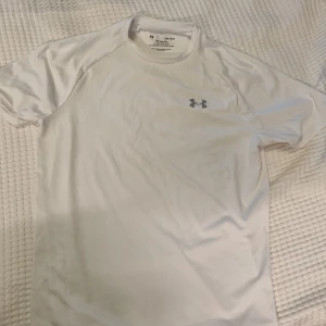Under Armour tröja  - Vit Under armour t shirt som är helt vit utan fläckar eller hål. Dock lite som lossnat på logon men tror det kan fixas enkelt. 