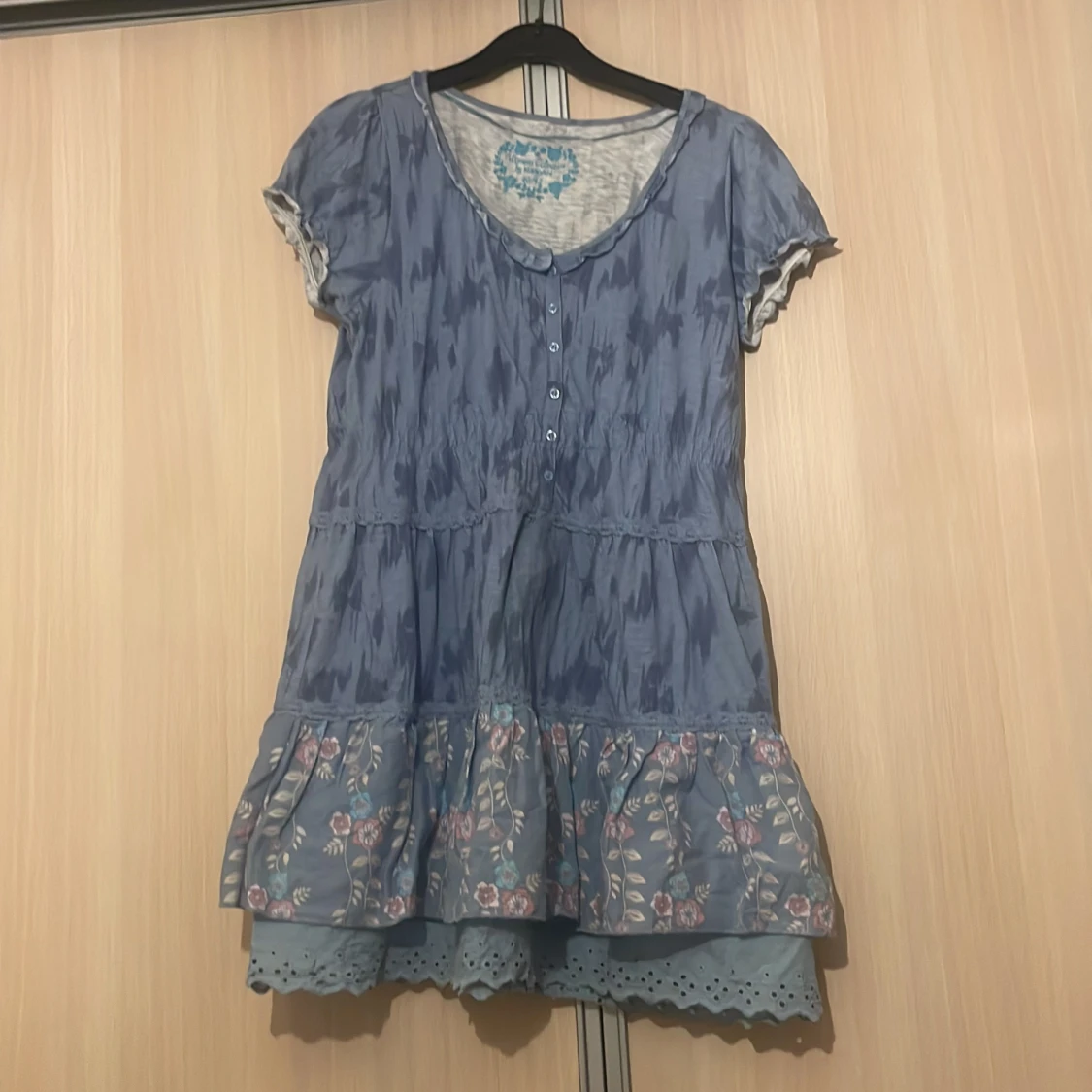 Blå kortklänning med blommig volang