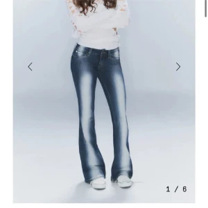 Blå bootcut jeans med slitningar - Snygga blå bootcut jeans med ljusa slitningar längs benen. Klassisk femficksmodell med knapp och dragkedja. Jeansen har en markerad midja och är tillverkade i denim med lite stretch för skön passform. Pris kan diskuteras 💓