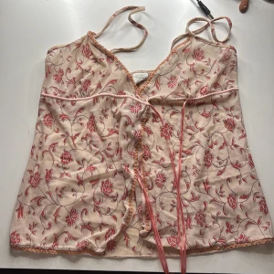 Blommig omlottopp från Tezenis - suuuper gullig topp! säljer då den inte passar mig. köpte den på vinted för ett tag sen och har inte använt den! står storlek s men kan nog även passa xs🩷