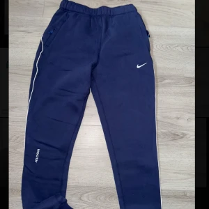 Nike x Nocta - Nike x Nocta sweatpants. Mörkblåa, helt oanvända endast tvättade en gång. Storlek xl men slim fit så passar M-L.