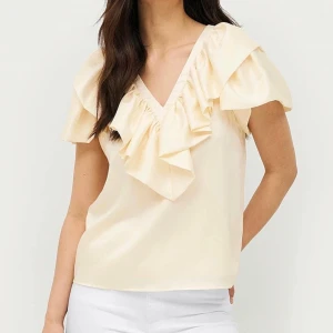 Ellos Collection ljusgul blus med volang - Helt ny och med prislapp fortfarande kvar (endast testad). Storlek 38/40, normal i storleken. Nypris 449.