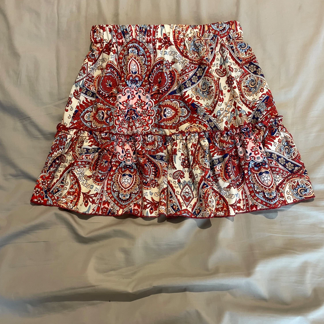 Färgglad kortkjol med paisleymönster