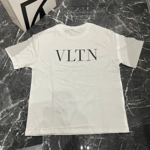 Valentino t-shirt - Sprillans ny och snygg valentino t-shirt som kan nog vara den bästa investeringen till sommarn! Storlek S/M! Vid minsta fundering kontakta oss ✔️